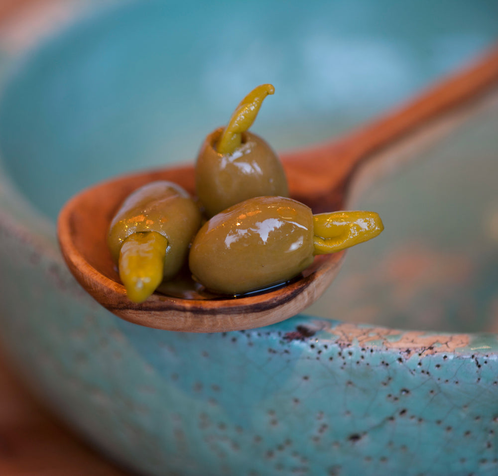 Grüne nordgriechische Oliven gefüllt mit mazedonischer Paprika