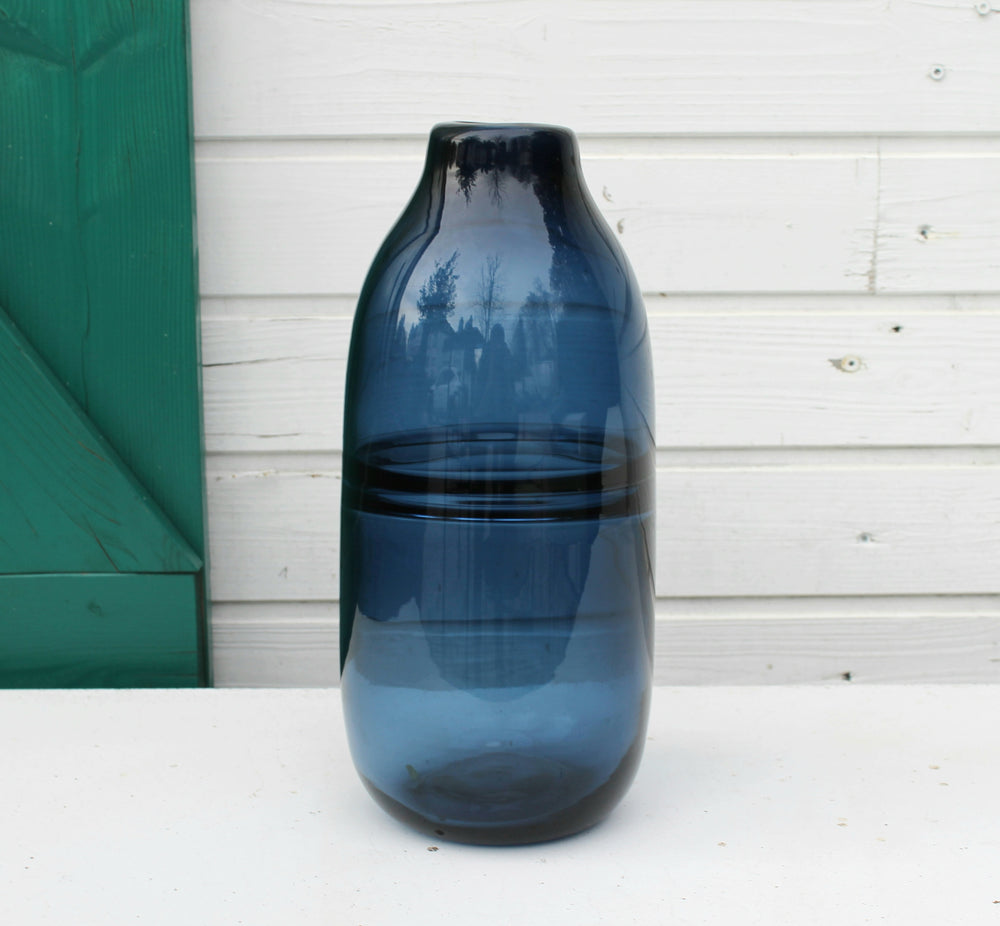 
                  
                    Vase aus Blauglas
                  
                
