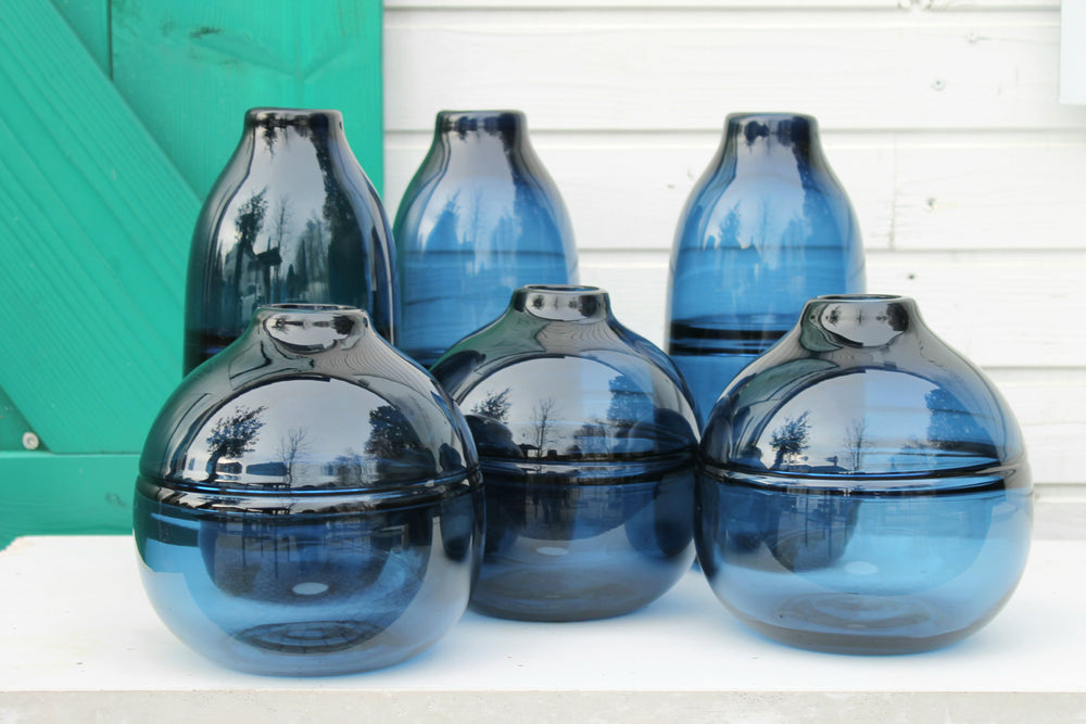 
                  
                    runde Vase aus Blauglas
                  
                