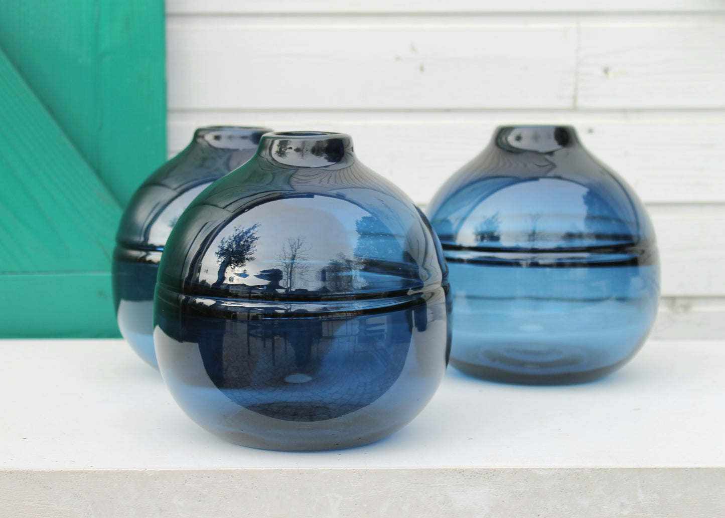 
                  
                    runde Vase aus Blauglas
                  
                
